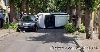 Colleferro. Alla guida di un monovolume urta un'auto parcheggiata e “vola” ricadendo su un fianco. Illeso il conducente - Cronache Cittadine