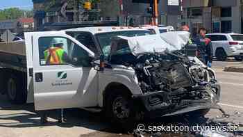 3 injured after crash in downtown Saskatoon involving city vehicle