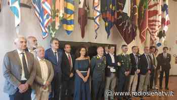 Siena, consegnate alla Guardia di Finanza le bandiere delle Contrade - RadioSienaTv