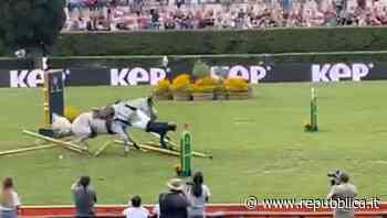 Piazza di Siena, lo svizzero Fuchs cade: si apre l'airbag nella giacca - la Repubblica