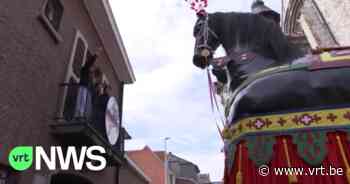 BEKIJK - Emoties en gejuich in Dendermonde als Ros Beiaard kazerne verlaat: "Middeleeuwse traditie zit in ons DNA" - VRT NWS