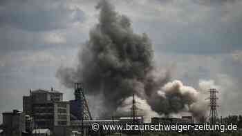 Ukraine-Krieg: Rauch über Chemiefabrik in Sjewjerodonezk