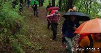 Stessa gita del 1921: in cento con la Sosat sul Bondone, nonostante la pioggia - l'Adige