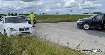 Passanten helpen auto blussen na botsing op kruispunt in Oostnieuwkerke - Het Laatste Nieuws