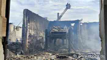 Großbrand in Beeskow: Feuerwehr geht von Autoreparatur als Ursache aus - rbb24