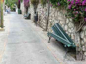 Vandali a Capri, danneggiata panchina di fronte villa Neruda - Agenzia ANSA