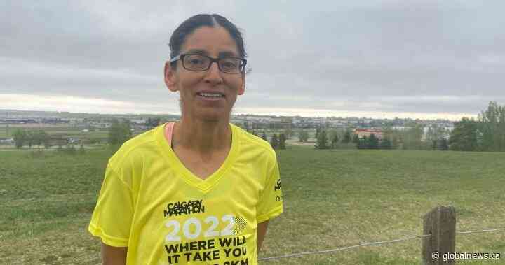 51-year-old Calgary woman talks about training, endurance after setting marathon record - Global News