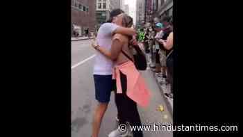 Daughter surprises father by visiting him as he runs the Chicago marathon. Watch - Hindustan Times