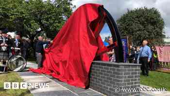 Hundreds attend unveiling of Wakefield mining memorial - BBC