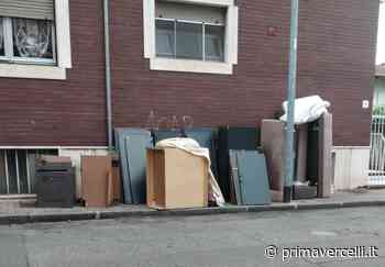 Via Alfieri: un arredamento intero in strada per due settimane - Prima Vercelli