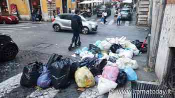 Caos rifiuti dalle periferie al centro. A Monti è emergenza: cumuli di immondizia in strada