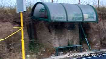 La pensilina è pericolante e il comune sopprime una fermata dell'autobus