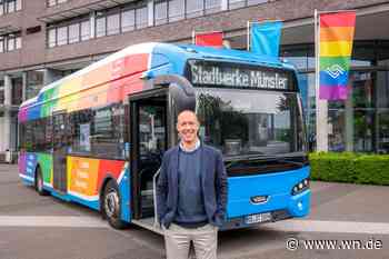 Regenbogen-Bus fährt durch Münster