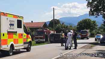 Spektakulärer Unfall bei Bad Feilnbach: Auto kommt nach Unfall auf der Seite zum Liegen
