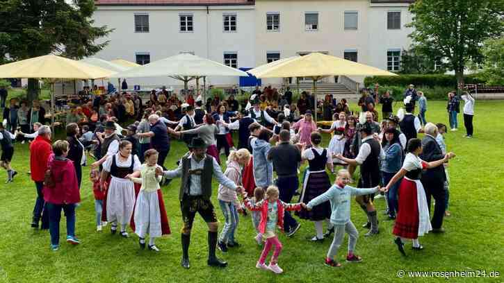 Beim Auftanz fallen alle Barrieren: Grillfest für ukrainische Flüchtlinge in Bruckmühl