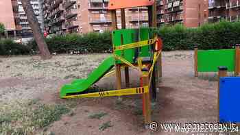 Spazi bimbo nel mirino dei vandali: scivoli a fuoco e giochi rotti nei parchi