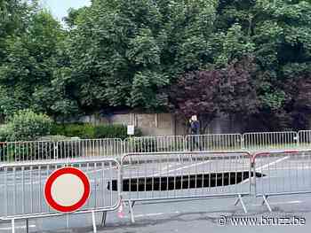 Nieuw zinkgat in Schaarbeek: een wagen beschadigd - BRUZZ