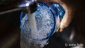 Kein Wasser zum Essen trinken? Forschende klären über Gesundheits-Mythos auf - fr.de