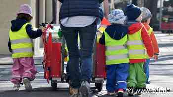 Kita-Personal: Mehr Geld und freie Tage - ZDFheute