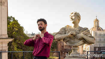 @Piuttosto_che, parte da Roma il suo tour di letture non convenzionali: "Leggo l'attualità attraverso testi classici"