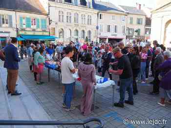 Verre de l'amitié place de la Mairie - Decize (58300) - Le Journal du Centre