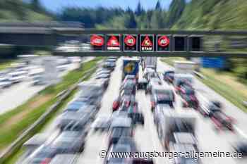 Schwertransporter kracht auf der A8 in Pannenfahrzeug