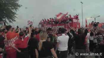 Migliaia di tifosi hanno accompagnato e festeggiato il pullman del Monza - Calcio - Agenzia ANSA