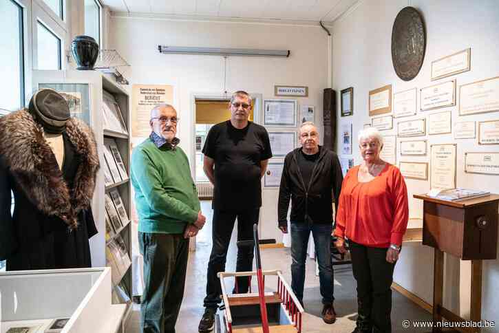 Een uniform van Buchenwald en trouwfoto’s naast elkaar: Heemkundige Kring van Hoboken stelt liefde en leed uit district tentoon