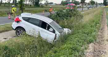 Automobilist gewond na knal tegen boom en duik in gracht in Lichtervelde - Het Laatste Nieuws