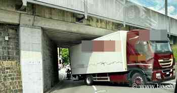 Camion rimane fermo sotto il ponte - Ticinonline