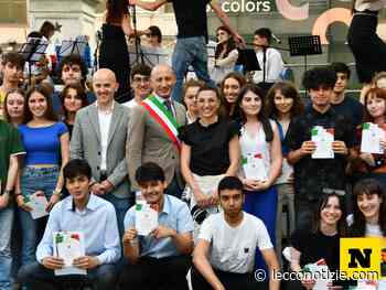 Lecco | La Festa dello Studente, consegnate le costituzioi ai neo 18enni - Lecco Notizie