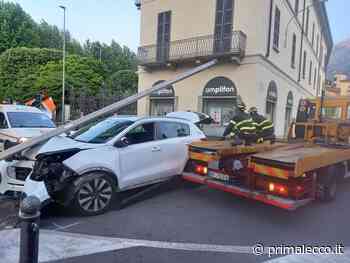 Si schiantano e abbattono un palo in Piazza Cermenati - Prima Lecco