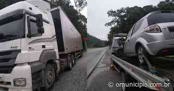 Carro e caminhão colidem na rodovia Ivo Silveira, em Brusque - O Município