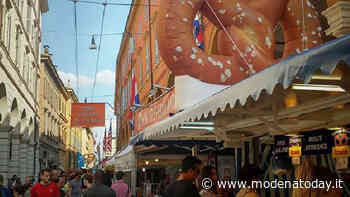 Un lungo ponte con il Mercato Europeo in centro a Modena - ModenaToday