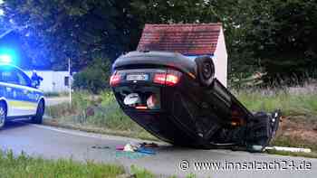Volvo überschlägt sich im Kreisverkehr und landet in Straßengraben - zwei Verletzte