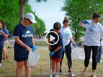 Bambini e ragazzi puliscono la spiaggia del Garda video - Corriere