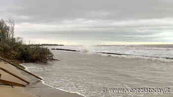 Mareggiata a Jesolo, spazzati via 10mila metri cubi di sabbia - VeneziaToday