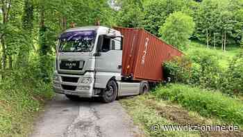 Hemer: Holzlaster steckt bei Heppingsen im Wald fest - IKZ News