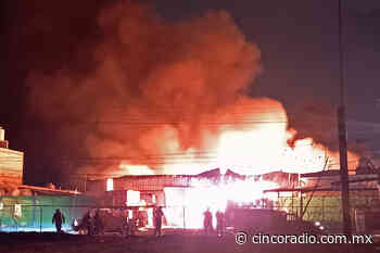 Fuerte incendio consume toneladas de madera en Tlaxcalancingo - Cinco Radio