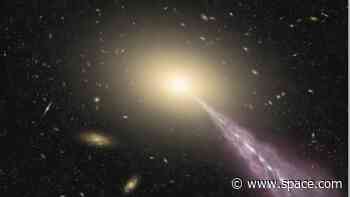 Faint radio glow thousands of light-years wide discovered around closest quasar