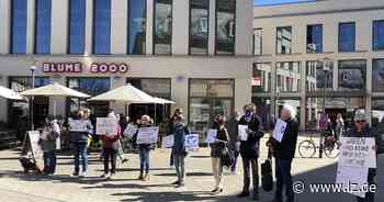 Mahnwache fordert in Detmold Frieden in der Ukraine | Lokale Nachrichten aus Detmold - Lippische Landes-Zeitung