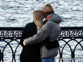 Resta incinta a 16 anni e il compagno viene denunciato: "Siamo una famiglia"