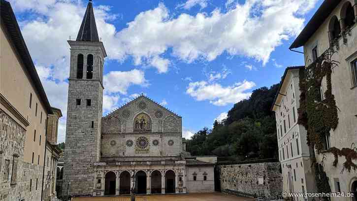 Rosenheimerin läuft für Buch drei Mal um den „Brunnen der Verrückten“ - und erhält dafür eine Urkunde