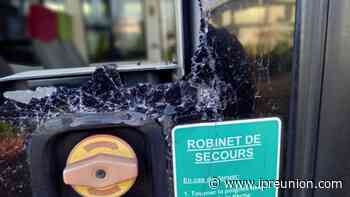 Une vitre brisée : Saint-Pierre : caillassage d'un bus du réseau Alternéo de la ligne 1 - Imaz Press Réunion