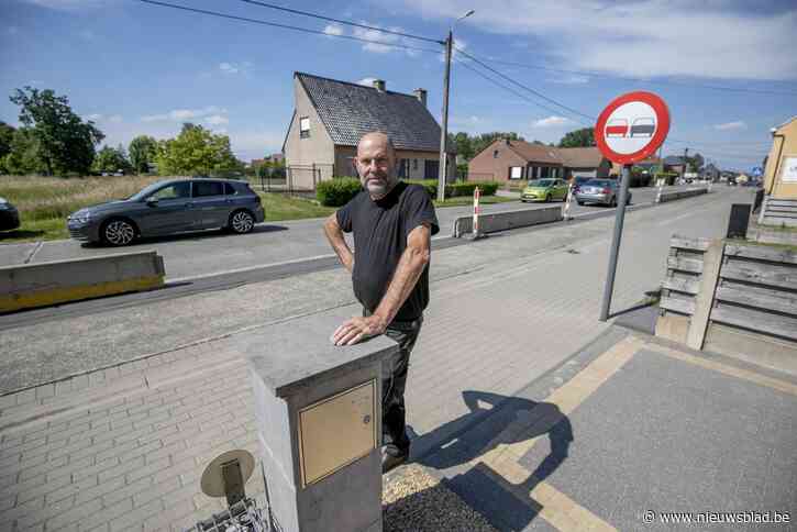 Fietsers staan plots voor betonnen muur in Houwstraat in Beerzel: “Moeten we onze fiets dan over schutting heffen?”