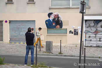 Zelensky e Putin si baciano in un'opera di Ozmo - Agenzia ANSA