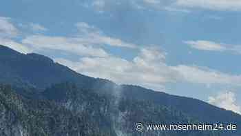 Fahrzeug brennt in Waldstück bei Kufstein: Rauchsäule bis nach Kiefersfelden sichtbar