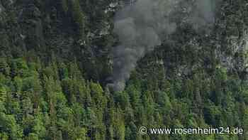 Fahrzeug brennt in Waldstück bei Kufstein: Rauchsäule bis nach Kiefersfelden sichtbar