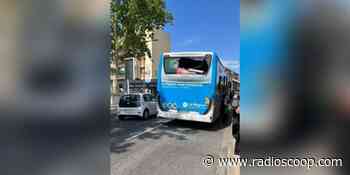 [PHOTOS] Près de Lyon : il jette une trottinette contre un bus, un bébé touché - Radio Scoop