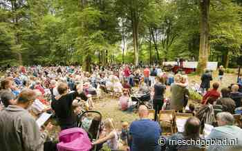 Jubileum voor het Pinksterfeest in Veenklooster. Al vijftig jaar samen God eren in het bos - Friesch Dagblad